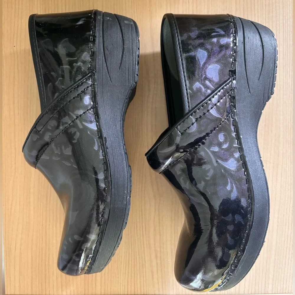 Dansko Women’s size 39 XP 2.0 Patent Floral Clogs - Picture 3 of 6